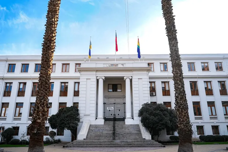 denuncio que municipio dejo contenedores frente a su casa que se convirtieron en basural corte ordena retirarlos en 10 dias.webp