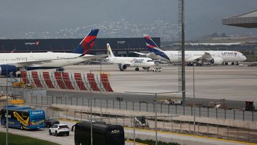 Huelga en el Aeropuerto de Santiago: Bono de colación sigue siendo piedra de tope para acuerdo