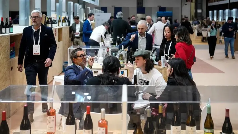 Chile debuta con pabellón en el corazón de París en feria del vino más importante del mundo: Convoca 50 mil visitantes