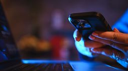La Inteligencia Artificial promete acelerar la sostenibilidad global, pero su propio consumo energético podría convertirla en un obstáculo ecológico. La Inteligencia Artificial promete acelerar la sostenibilidad global, pero su propio consumo energético podría convertirla en un obstáculo ecológico.