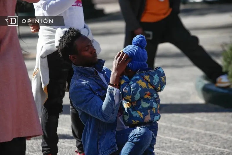 25323 papa en manifestacion de migrantes con su hija.webp