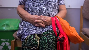 El difícil malabarismo de vivir con una pensión en Chile