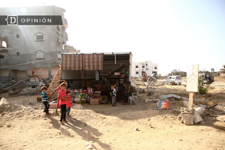 5854 imagen de un puesto de comida en una zona destruida en la fr.jpg