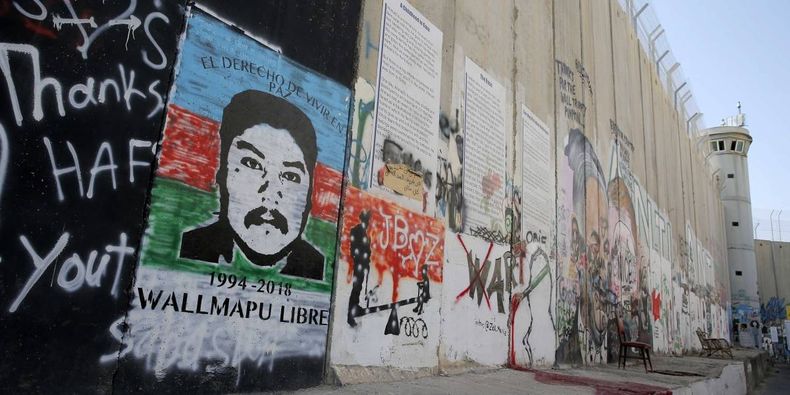 Camilo Catrillanca en el Muro de Cisjordania 1.jpg