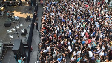 Solidaridad y fuerte crítica a forestales: La unión de artistas y estudiantes que repletó la FECh