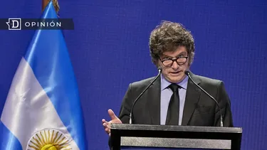 El Desconcierto | 23554 foto de javier milei con una bandera argentina.webp