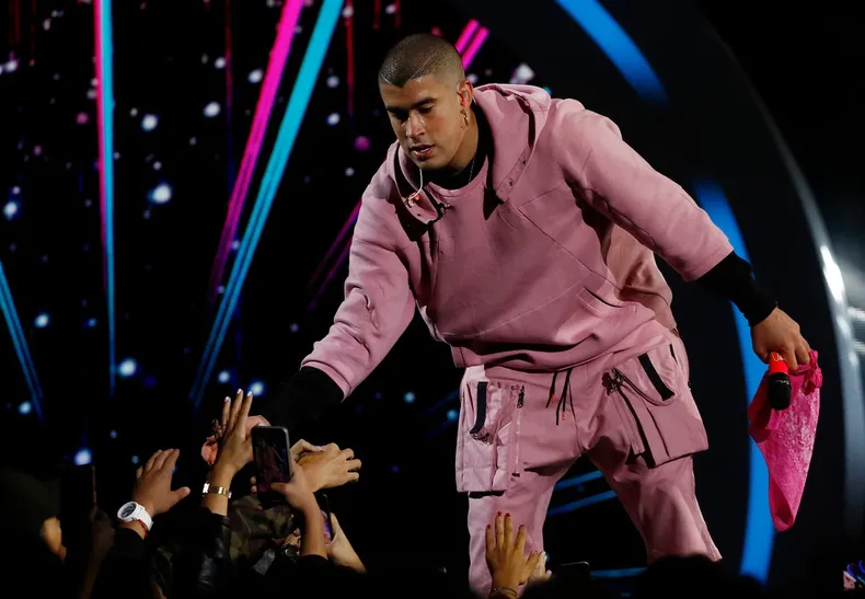 bad bunny recuerda su historia con chile desde 2017 y comparte tren al sur tras sus conciertos en el pais.webp