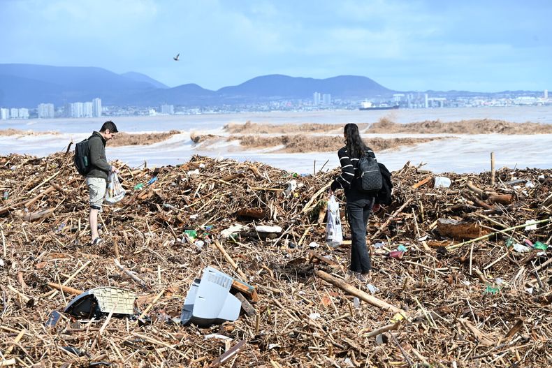 Personas comienzan la limpieza de la playa de La Serena y Coquimbo tras las lluvias - Agencia Uno