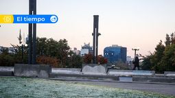 Frío que “cala los huesos”: Santiago tendrá mínimas bajo cero este miércoles