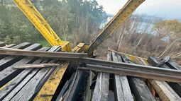 “Fuerte carga explosiva”: Fiscalía confirma bomba en puente ferroviario sobre el río Itata