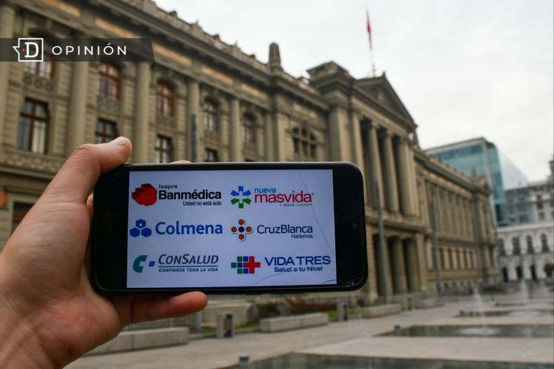 8215 un celular con nombres de las isapres frente a la corte supr.jpg