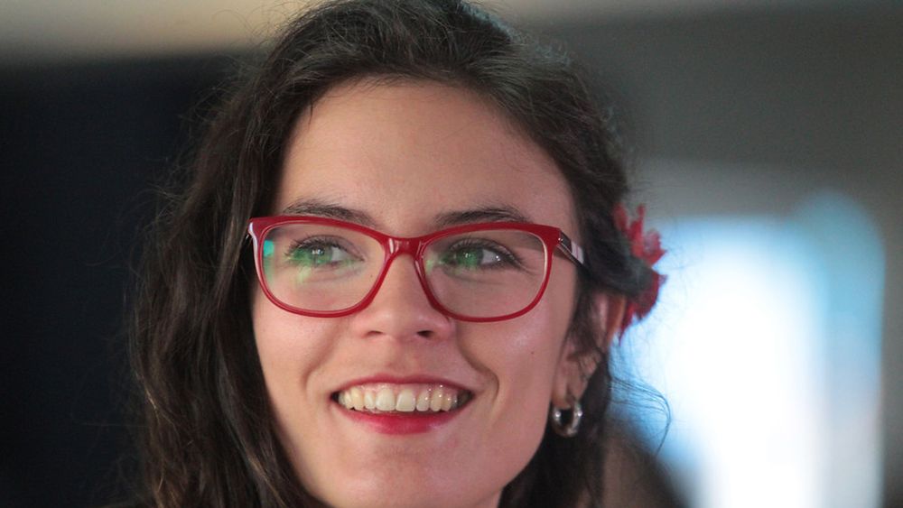 El alegre festejo de Camila Vallejo por triunfo en el Distrito 12 incluyó felicitaciones al Frente Amplio