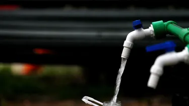 Campamento quedó sin agua tras suspensión de camiones por “error administrativo”: Corte ordenó restablecer suministro