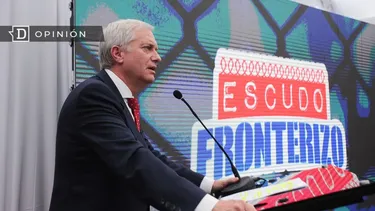 El Desconcierto | 28228 jose antonio kast con afiche del escucdo fronterizo.webp
