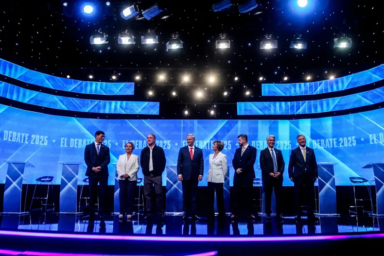 25196 debate archi.webp
