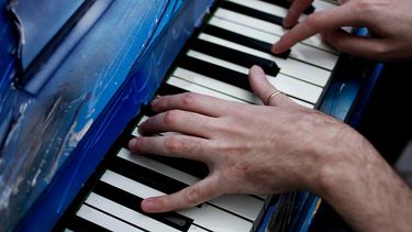 Para jóvenes: Candidato a alcalde por Quilpué promete estudio de grabación musical municipal