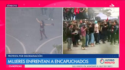 VIDEO| Feministas dan cara a encapuchados que se enfrentaban con Carabineros