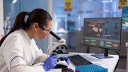 Más allá de medicamentos en el agua, la fuerza laboral en la industria farmacéutica de innovación en Chile está compuesta por más de un 60% de mujeres.