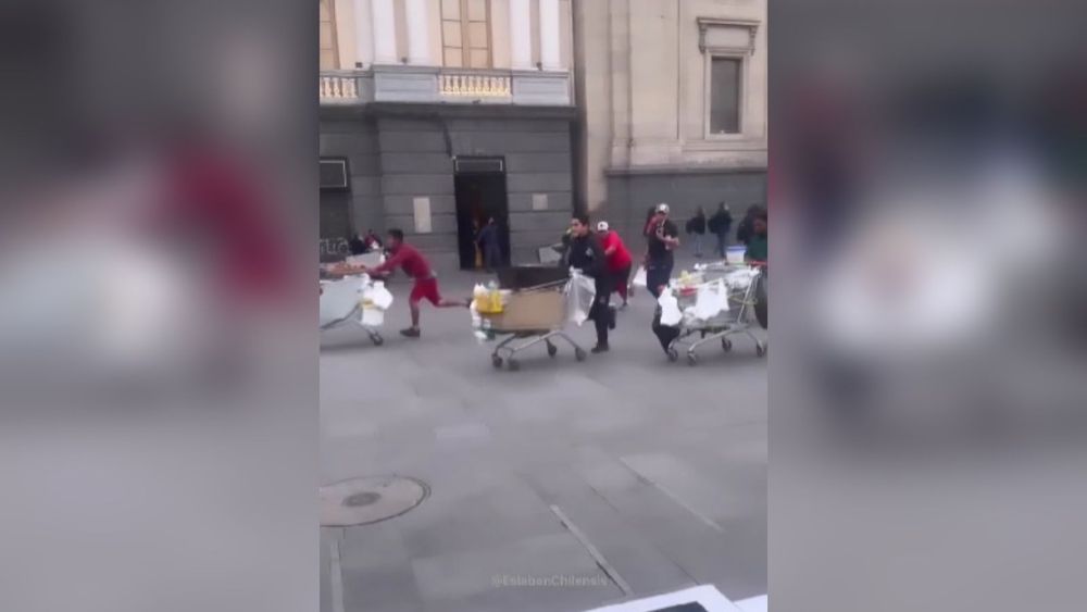 VIDEO | Con música de Harry Potter: Ambulantes corren en Plaza de Armas por un lugar