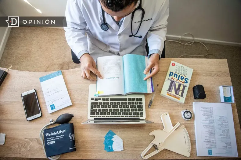 24735 foto de un medico haciendo telemedicina.webp