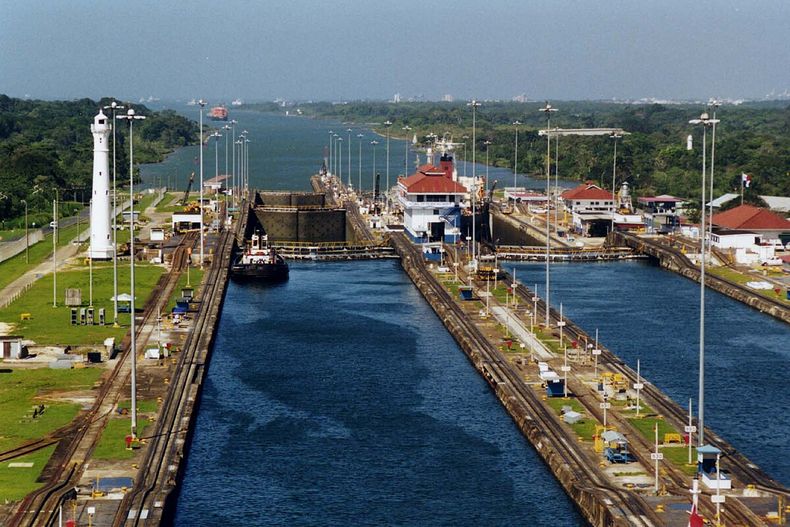 9258 panama canal gatun locks.jpg