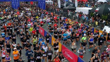El Maratón de Santiago, Londres y Boston lideran la carrera hacia la carbono neutralidad, combinando bonos de carbono, remoción de CO2 y logística sostenible en eventos masivos.