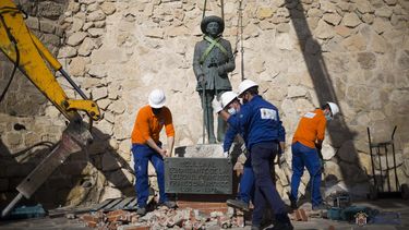 España: Retiran la última estatua del dictador Francisco Franco que quedaba en el país