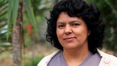 Hija de Berta Cáceres por suspensión de juicio: Exige justicia verdadera para desmontar la estructura criminal que mató a su madre