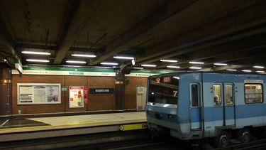 Metro de Santiago nuevamente presenta retrasos: Usuarios reportan problemas en Línea 4