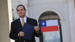 Denuncian que el gobierno no habría costeado pasaje de refugiada afgana con familia en Chile: Hubo que hacer una colecta
