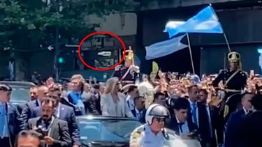 VIDEO| El momento preciso en que le arrojan el botellazo a Javier Milei en Argentina