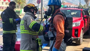 Emergencia en Papudo por botar desechos químicos a la basura: Recolectores y bomberos intoxicados