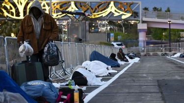 Personas en situación de calle se instalan en estacionamiento de Las Vegas con marcadores de distanciamiento social