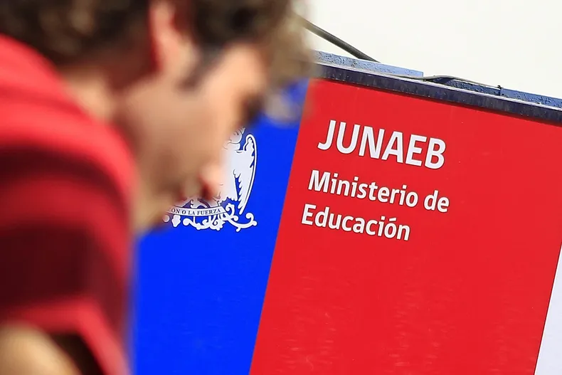 junaeb bajo la lupa  contraloria denuncia inaccion frente a 9 mil millones en multas y recurre al cde.webp