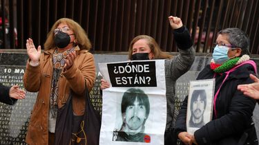 Encuentran 89 cajas con osamentas de posibles detenidos desaparecidos en la U. de Chile