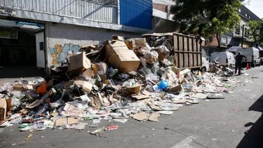 Recolectores exigen disculpas a Hassler mientras basura se sigue acumulando en Santiago