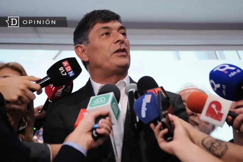 26424 franco parisi hablando con la prensa.webp
