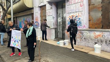 El Desconcierto | pintura lienzos y banderas estrategia de vecinos de barrio matta para recuperar casa tomada.jpeg