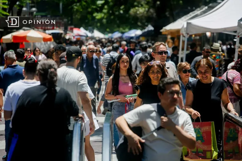 30982 gente comprando en el paseo ahumada.webp
