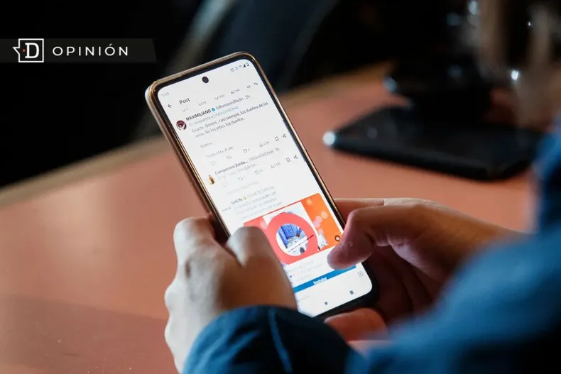 19834 persona viendo su celular.webp