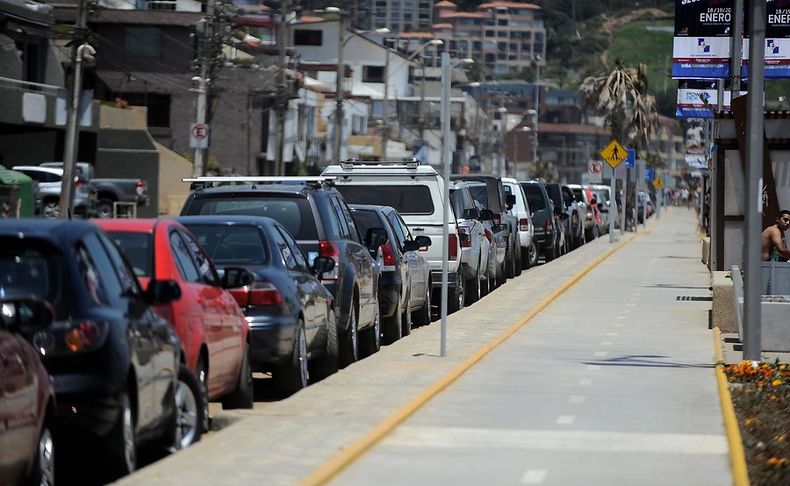 Autos en playa referencial.jpg