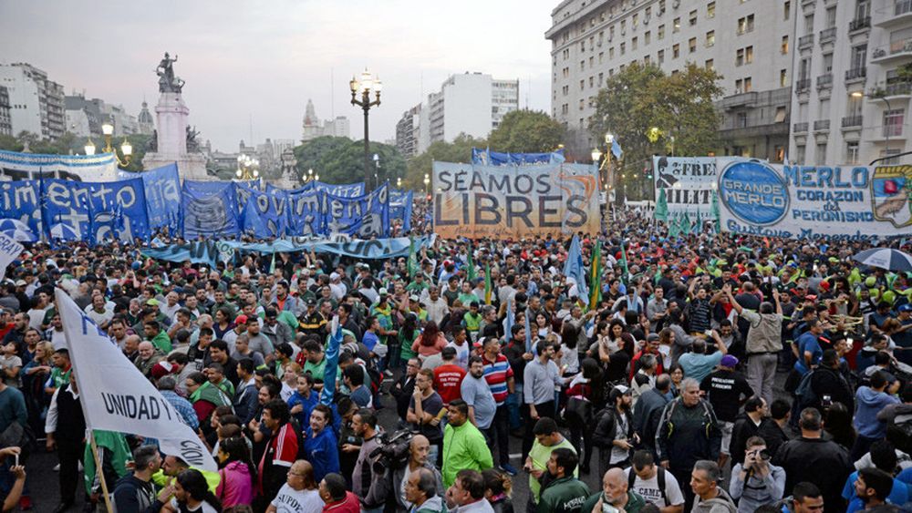 Persisten protestas contra Macri en Argentina: Estamos viviendo toda esta miseria por la política del gobierno