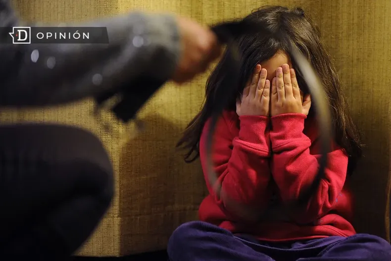 14819 persona con una correa y una nina tapandose la cara.webp