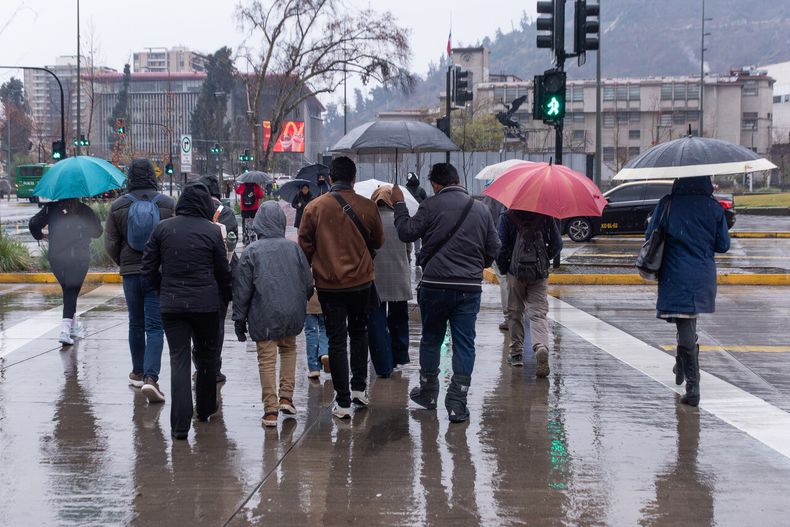Lluvias y viento vuelven a Santiago - Agencia Uno