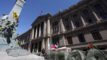 Instalan Campamento de la Dignidad en el frontis del Congreso en Santiago