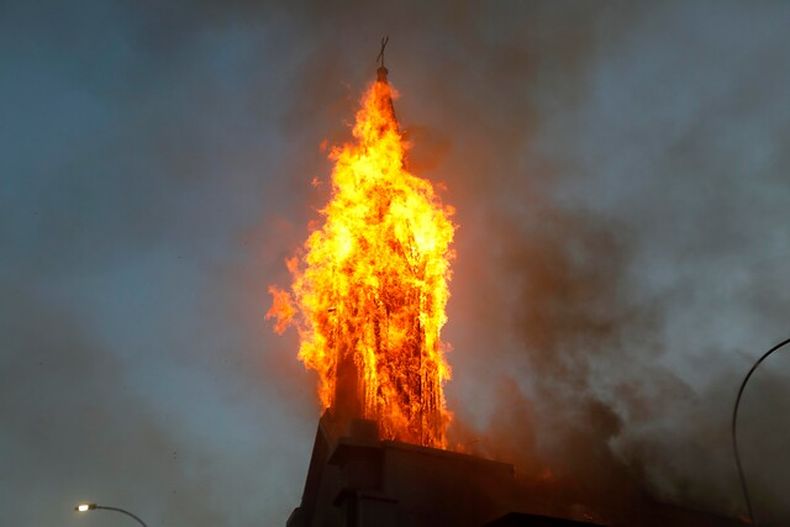 Incendio de parroquia de la Asuncion.jpg