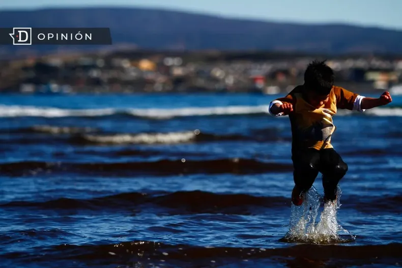 16733 nino jugando en el mar.webp