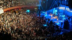 Briceño llamó a no votar por Piñera en el concierto en que Ases Falsos se consagró en un Caupolicán lleno