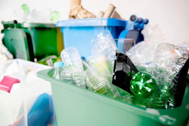 Respecto a envases y residuos de envases, la Unión Europea exige reciclabilidad, límites a sustancias PFAS y menos material, alcanzando a exportadoras hacia ese mercado.