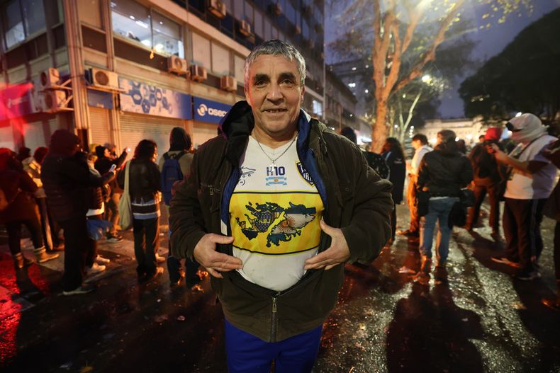 BUENOS AIRES (ARGENTINA).- Una persona se manifiesta contra la Ley de Tierras impulsada por el Gobierno de Javier Milei. EFE/ Juan Ignacio Roncoroni